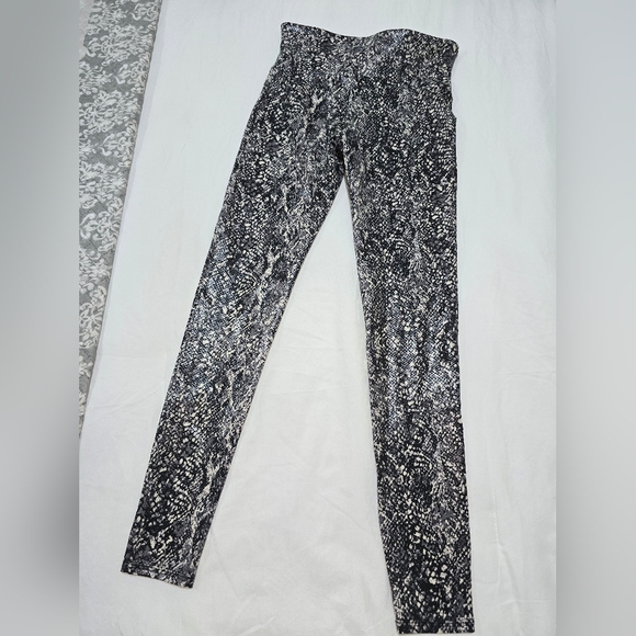 SPANX Black & White Snake-Print Leggings - Picture 3 of 3